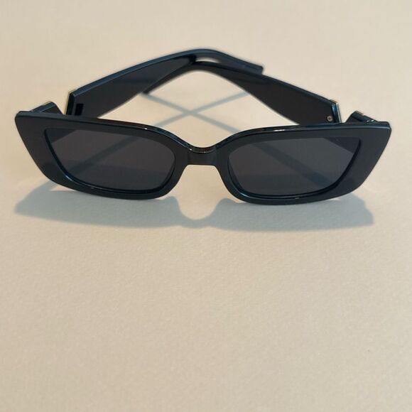 Black and Gold Sunglasses C11 - Picture 6 of 6